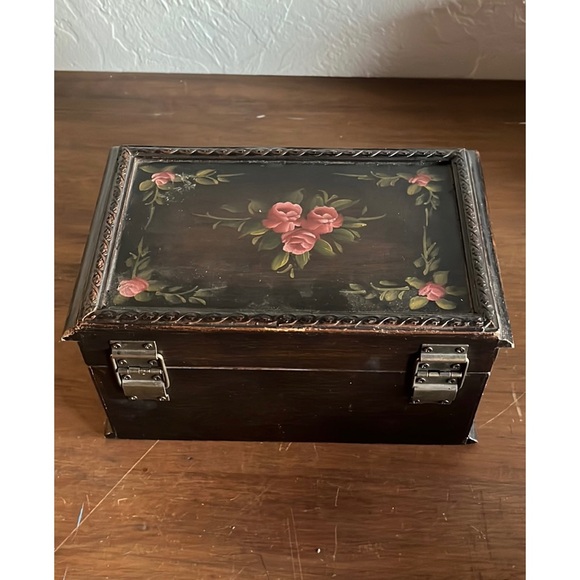 🌹💐Hand-Painted Folk Art Roses Floral Wooden Keepsake Box with Brass Latch🌹💐 - Picture 9 of 9